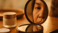 Kelopak mata jatuh (ptosis): punca, tanda bahaya dan cara atasi di rumah